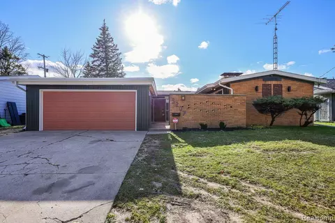 3207 Mackin Rd, Flint, MI 48504