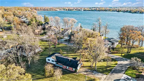 4580 Motorway Dr, Waterford, MI 48328