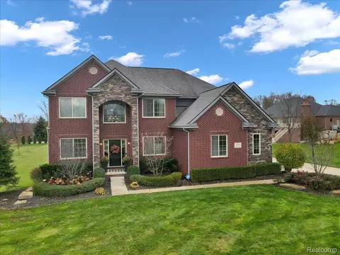 3586 High View Dr, Oxford, MI 48371