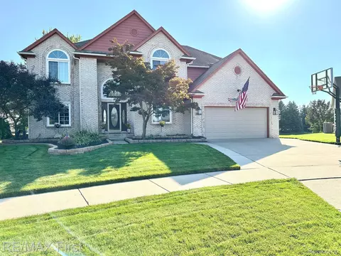 47045 Woodberry Estates Dr, Macomb, MI 48044
