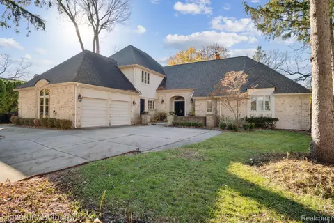 165 Vorn Ln, Bloomfield Hills, MI 48301