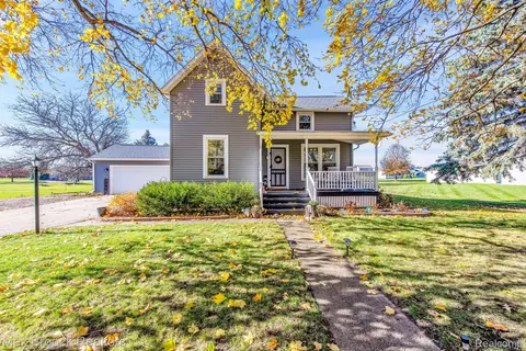 1404 S Oakland St, Saint Johns, MI 48879