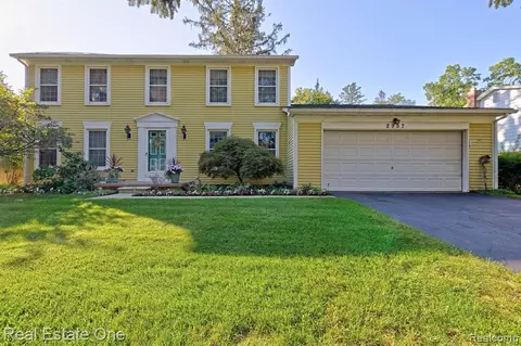 2957 Walmsley Circle Dr, Lake Orion, MI 48360