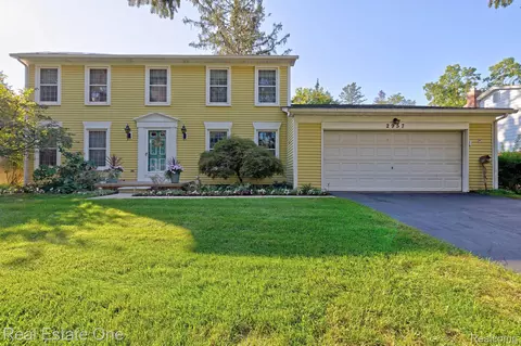 2957 Walmsley Circle Dr, Orion, MI 48360