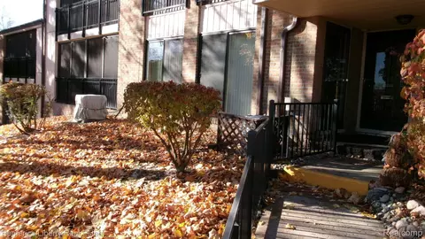 18225 University Park Dr 3 Dr, Livonia, MI 48152