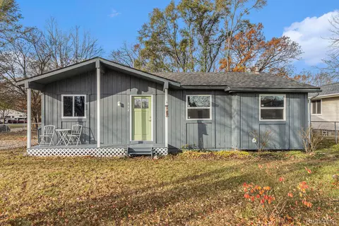 434 Farnsworth Rd, White Lake, MI 48386