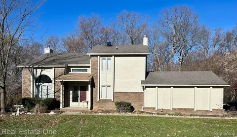 30 Granada Dr, White Lake, MI 48386