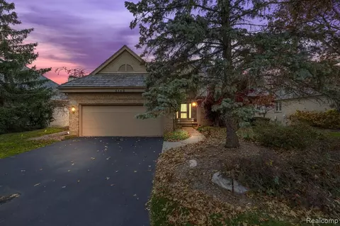 5140 Oakbrooke Dr, West Bloomfield, MI 48323
