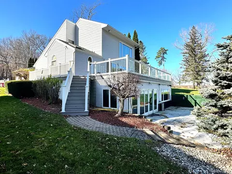 2016 Lakeview Dr, Oregon, MI 48446
