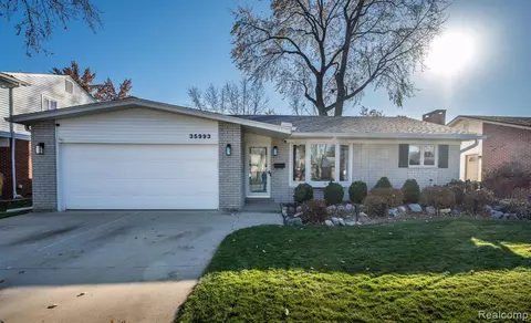 35993 Meadowbrook St, Livonia, MI 48154