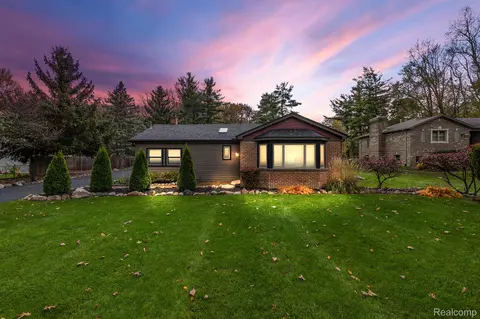 8826 Rhode Dr, Shelby Township, MI 48317