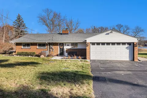 6188 Borowy Dr, Commerce, MI 48382