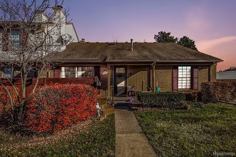 31184 Country Way 24 4 Way #24, Farmington Hills, MI 48331