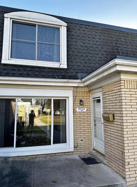29732 City Center Dr #4, Warren, MI 48093
