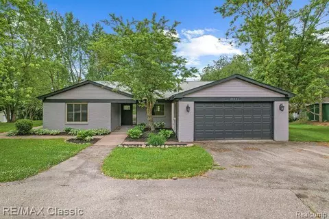 59351 Trelawney Dr, Lyon, MI 48165
