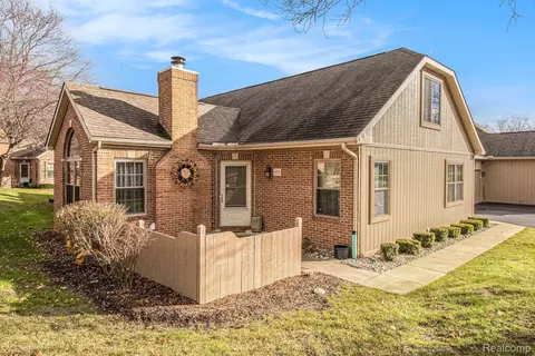 619 Perry Creek Dr, Grand Blanc, MI 48439