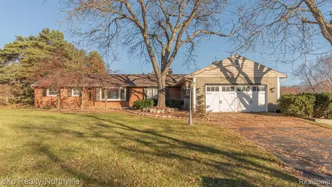9457 Bergin Rd, Howell, MI 48843