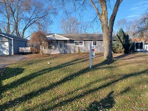 4640 Oakvista Ave, Clarkston, MI 48346