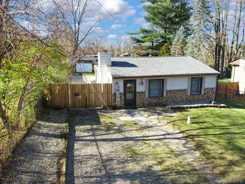 9525 Cornell Ave, Independence, MI 48348