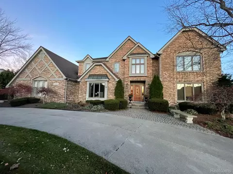11860 Hunters Creek Dr, Plymouth, MI 48170