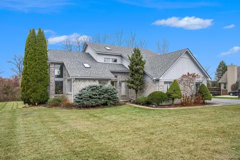 10048 Pembrooke Cir, Green Oak, MI 48178