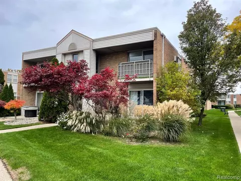 1603 Cass Lake Rd #D, Keego Harbor, MI 48320