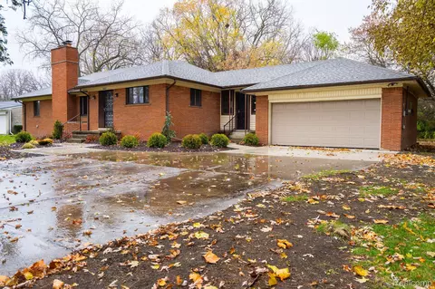18480 W 9 Mile Rd, Southfield, MI 48075