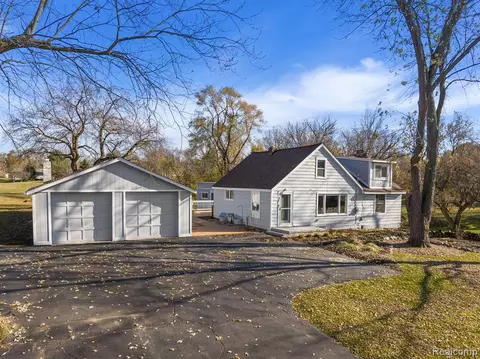 915 Hemingway Rd, Lake Orion, MI 48362