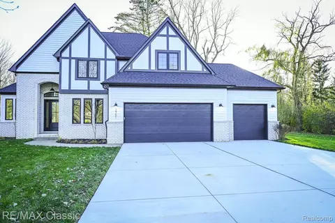 2751 Bolingbroke Dr, Troy, MI 48084