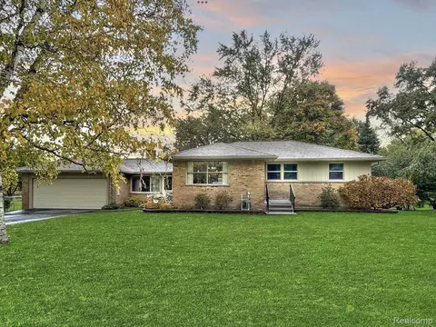 211 Blanche Dr, Troy, MI 48098