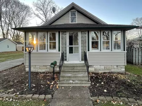 204 Cogshall St, Holly, MI 48442