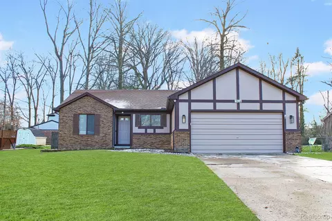 5416 Crestwood Dr, Grand Blanc, MI 48439