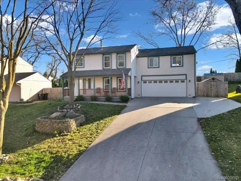 211 Boston Ave, Orion, MI 48362
