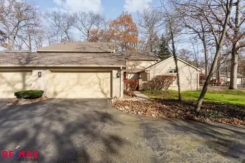 1201 Hillpointe Cir, Bloomfield Township, MI 48304