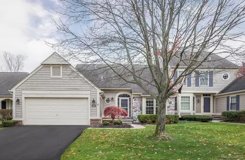 900 Tartan Trl, Bloomfield Hills, MI 48304