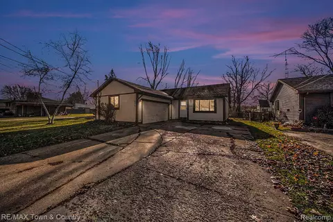 834 Gerald St, Flushing, MI 48433