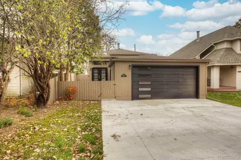 1037 Cobalt Ave, Waterford, MI 48327
