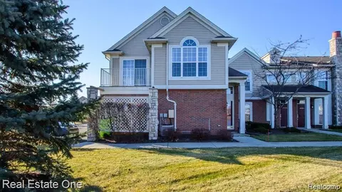 28209 Oakmonte Cir E #60, New Hudson, MI 48165