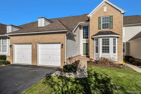 5623 Heathland Cir, Clarkston, MI 48346