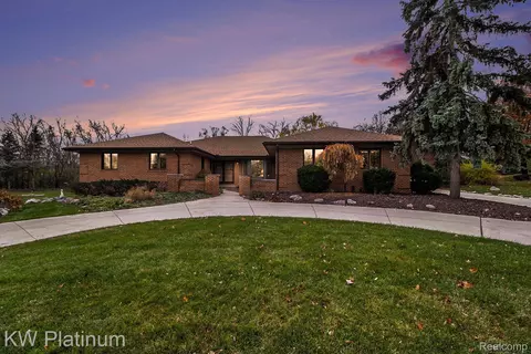 26032 Steele Rd, Farmington Hills, MI 48331