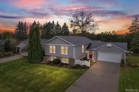 876 Dahlia Ln, Rochester Hills, MI 48307
