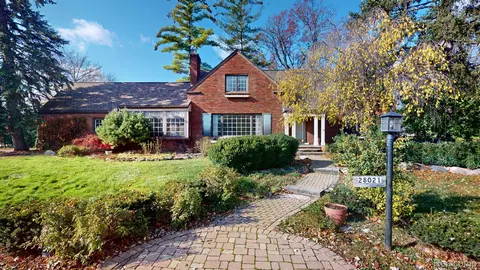 28021 Santa Barbara Dr, Lathrup Village, MI 48076