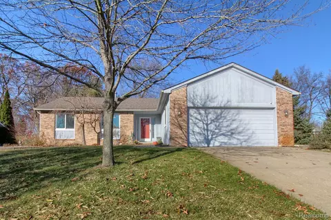 60436 Lamplighter Dr, Lyon, MI 48165