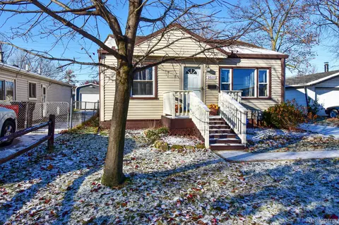 25111 Dale St, Roseville, MI 48066