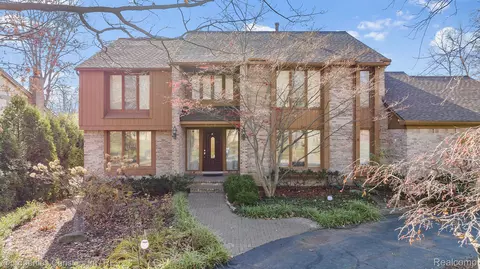 6048 Dunmore Dr, West Bloomfield, MI 48322