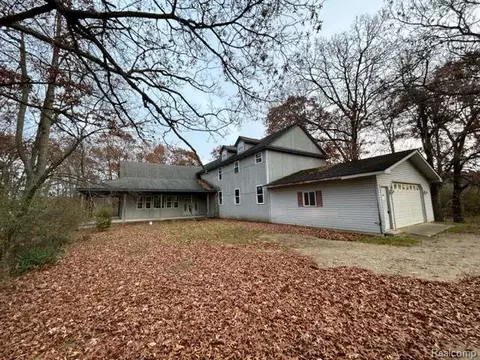 12815 Shaffer Rd, Springfield, MI 48350