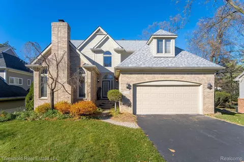 2720 Elizabeth Ln, West Bloomfield, MI 48324