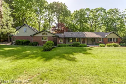 1300 Grandview Dr, Rochester Hills, MI 48306