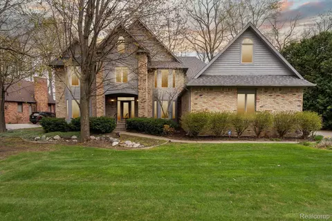 1336 Kings Pointe Rd, Grand Blanc, MI 48439