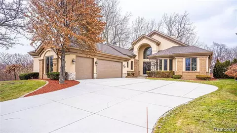 20 Prestwick Crt Ct, Dearborn, MI 48120